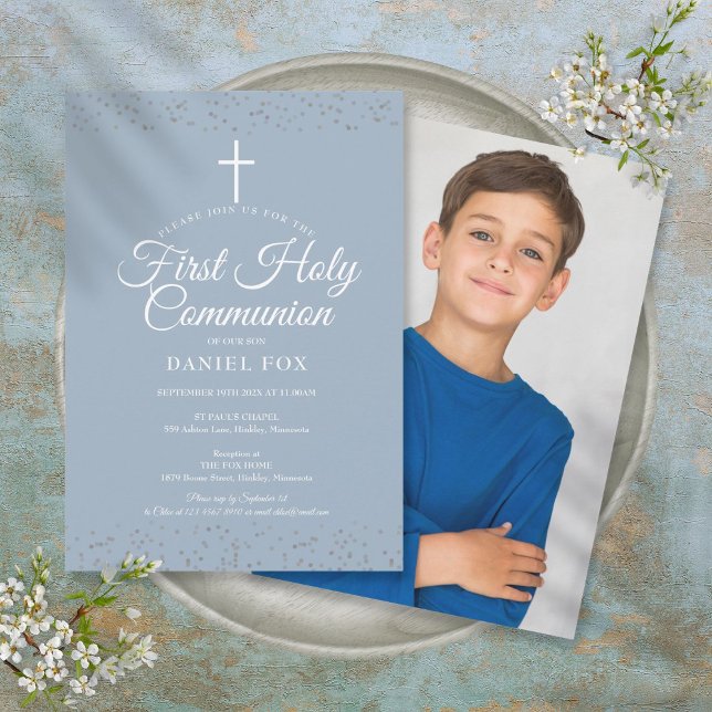Första heliga kommunion Dammtor Blue Foto Inbjudningar (First Holy Communion Dusty Blue Photo Invitation)