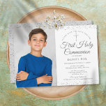 Första Heligan: Kommuniformer Elegant Silver Photo Spara Datumet<br><div class="desc">En elegant First Heliga Communion sparar datuminbjudan med känsligt silver-startdamm. Du kan anpassa dig med dina firande-detaljer i chic silver och ett speciellt foto. Designad av Thisisnotme©</div>
