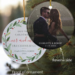 Första jul-andedräkten botaniskt Bröllop-foto Julgransprydnad Keramik<br><div class="desc">Fånga magin i din första jul som ett gift par med den här personligen prydnadsföremål. På framsidan visas en vacker botanisk julkrans, medan den omvända sidan har ett beundransvärt foto från bröllop som du lätt kan ersätta med din egen speciella bild. Anpassa prydnaden med ditt efternamn, förnamn namn och bröllop-datum...</div>