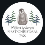 Första jul Baby Penguin & Träd Personlig Runt Klistermärke<br><div class="desc">Den söta vattenfärgen baby penguin och Julgran - första juldekalen - anpassade namn. God jul!</div>