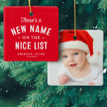 Första jul, baby, söt röd bild julgransprydnad keramik<br><div class="desc">Det finns en ny namn på den trevliga listan! Minneshögtid och kom ihåg baby i julas med den här söta enfotsfärgade personligen. Framsidan har en söt typbehandling med plats för namn och födelsedatum och baksidan har ett stort foto. Detta prydnadsföremål ger en underbar gåva till nya föräldrar eller mor- och...</div>