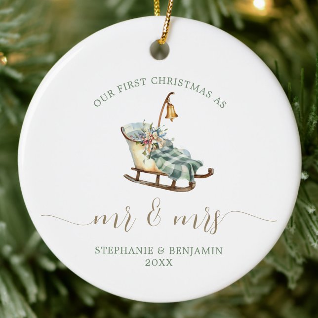Första jul: Bröllop Sleigh Play Photo Julgransprydnad Keramik (our first christmas mr mrs newlywed couple photo ornament winter wedding sleigh green tree tartan)