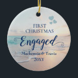 Första jul Engagerad Beach Sunset Ceramic Ornam Julgransprydnad Keramik<br><div class="desc">Keepsaké Förlovning Ornament med en romantisk solnedgång eller soluppgång över ett tropiskt hav med turkos tealblått vinkart och rosa persikosandskam med vacker pastellskam färg är perfekt för de par som har på en strand eller planerar ett destinationsbröllop.</div>