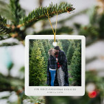 Första jul Engagerad | Foto med minimal Förlovning Julgransprydnad Keramik<br><div class="desc">En snyggt med minimal färgutsmyckning av fotot helgdag med klassisk typografi "Vår första julklapp" i svart på en ren, enkel, minimalistisk vit bakgrund. Fotot, hälsning och namn kan enkelt anpassas för personligt bruk. En enkel, minimalistisk och contemporary julklapp som tillkännager din förlovning för dina nära och kära! Bilden som visas...</div>