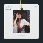 Första jul Engagerad | Minimal skrivmaskin-foto Julgransprydnad Keramik<br><div class="desc">Anpassa enkelt denna minimala och snyggt marinblått ornament i helgdag med Julgran som har skrivmaskin grunt typografi och en ren, enkel och minimalistisk vit snöfall i ram. Lägg till foto, namn, anpassningsbar och julår. En coola, enkel, sofistikerad och contemporary juldesign i det moderna svarta och vita färger, anpassade i alla...</div>