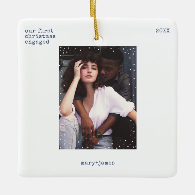 Första jul Engagerad | Minimal skrivmaskin-foto Julgransprydnad Keramik (Framsida)