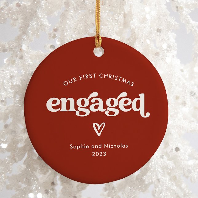 Första jul Engagerad | Röd och vit med hjärta Julgransprydnad Keramik (A colorful, festive red and white holiday ornament keepsake for their first Christmas engaged)