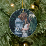 Första jul Engagerad | Sentimentalt foto Julgransprydnad Keramik<br><div class="desc">Fira magin i din förlovning med den vackra fotoprydnaden "Första julhelgen". Den här sentimentala prydnadsprodukten är gjord av högkvalitativ keramik och fångar ett omhuldat foto av dig och din fästman. Den skapar en keepsaké som kommer att fästa Julgran i åratal vid komen. Med elegantens typografi som lyder "Engaged" tillsammans med...</div>