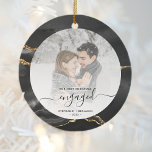 Första jul - Engagerat fotosvart agate Julgransprydnad Keramik<br><div class="desc">Minneshögtidlighålla din förlovning med denna vackra, moderna keepsakefotoprydnad. Den svarta texten lyder "Vår första jul förlovad", med ord "förlovad" i skript för elegant med blommor före och efter. Gräns har en svart vattenfärgsagatdesign som trimmas med guld faux glitter. Ersätt exempelbilden med ditt favoritfoto och lägg till namnen och året. Ett...</div>