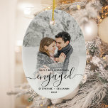 Första Jul Engine-Anpassningsbarna, fotosvart skri Julgransprydnad Keramik<br><div class="desc">Minneshögtidlighålla din förlovning med denna vackra,  moderna keepsaksprydnad. Den svarta texten lyder "Vår första jul förlovad",  med ord "förlovad" i handskript för elegant med blomning före och efter. Ersätt exempelbilden med ditt favoritfoto och lägg till namnen och året. Ett vitt övertoningsfilter hjälper till att göra så att texten visas.</div>
