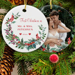 Första jul Foto på Mr. och Mrs. blommigt elegant Julgransprydnad Keramik<br><div class="desc">Vinterklassisk elegant av traditionell vattenfärg på julkransar med anpassningsbar av korallrött, burgundy och grönt botaniskt blad med koner av säsong gräs, fir grenar, hollybär, kardinalfåglar och grönt löv samt ett modernt typografiskt trendig över en tydlig vit bakgrund. - Anpassa den på båda sidor med din familj namn, text, år och...</div>