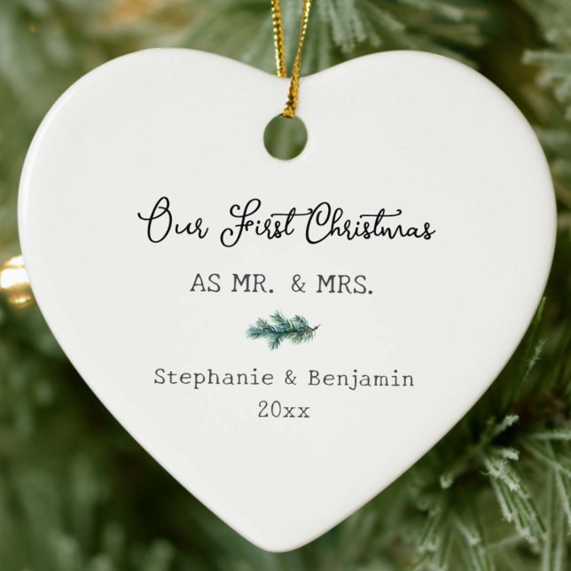Första jul: Fru Winter Gren Simple Photo Julgransprydnad Keramik (our first christmas mr mrs married newlywed couple christmas ornament keepsake black white green)