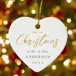 Första jul gift som Bröllop Photo Julgransprydnad Keramik<br><div class="desc">Anpassningsbar-designad hjärtformad keramisk julprydnad med modern kalligrafi i guld "Vår första jul"-design. Anpassa med fotot,  namn och datum från bröllop.</div>