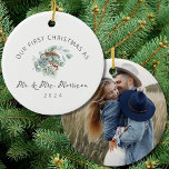 Första jul Gift som Mr. & Mrs Photo Julgransprydnad Keramik<br><div class="desc">Fira din första jul som nygifta med den här charmerande fotokeramiska prydnaden och högtidlighålla den speciella milstolpen. Anpassa den med ett favoritfoto från bröllop eller ett par, med en perfekt inramning i en tidlös "Första jul gift som mr & Mrs"-design. Den här viktiga prydnadsprodukten är en perfekt för julhelgen och...</div>