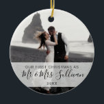 Första jul Gift som Mr. & Mrs PHOTO Julgransprydnad Keramik<br><div class="desc">Elegant: helgdag fotodekoration för första giftermål eller iland Mr. och Mrs. Namn. Anpassa genom att lägga till namnen. Gör en perfekt till din partner,  make,  hustru,  pojkvän eller flickvän.</div>
