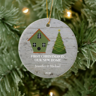 Första jul i vår nya hem- wood birdhouse julgransprydnad keramik