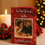 Första jul-Kärlek-Romantic för Girlvän Helgkort<br><div class="desc">Fira din första jul tillsammans med detta romantiska hälsningskort, perfekt till kvinnan som har ditt hjärta. Med ditt bild är det här kortet ett hjärtskärpt sätt att säga "Du är den bästa flickvännen någonsin". Med en fet röd texturerad bakgrund och ett skript för elegant är det en keepsaké som hon...</div>