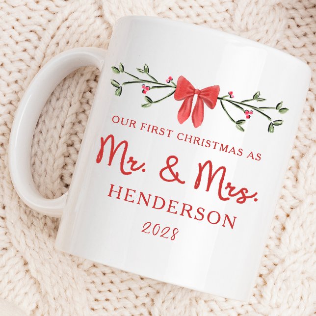 Första jul Mr & Mrs Anpassningsbar Newlyed Helgdag Kaffemugg (Celebrate your first Christmas as Mr. & Mrs. with a cozy, personalized holiday mug!)