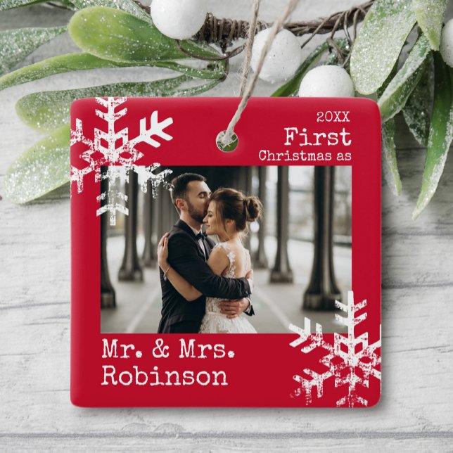 Första jul, mr. & Mrs Anpassningsbar Photo Snöflin Julgransprydnad Keramik (Rustic snowflake family holiday keepsake photo ornament perfect for gifts to bring joy to others.)