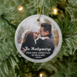 Första jul Mr. och Mrs. Photo Julgransprydnad Keramik<br><div class="desc">Vår första jul som Mr och Mrs., ditt favoritfoto på båda sidor av en rundad keramisk prydnad med silver gräns. Skapa Julgran prydnadsföremål för dig själv eller ge som en gåva till familj, vänner, föräldrar och farföräldrar! **TIP: Vi föreslår att du skördar fotot till en kvadrat innan du laddar upp...</div>