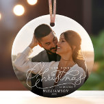 Första jul Mr. och Newlyweds Bröllop Photo Julgransprydnad Keramik<br><div class="desc">Deka salarna med "Första julen,  mr. Och Mrs. fotoornament.. Fira nybyggda blickar med din anpassningsbar på den här eleganten,  modern handskriftsdesign! 🎄 ✨ 💍 #NewlyowedJoy #PersonalizedMemories</div>