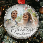 Första jul Mr. och Newlyweds Bröllop Photo Julgransprydnad Metall<br><div class="desc">Deka salarna med "Första julen,  mr. Och Mrs. fotoornament.. Fira nybyggda blickar med din anpassningsbar på den här eleganten,  modern handskriftsdesign! 🎄 ✨ 💍 #NewlyowedJoy #PersonalizedMemories</div>