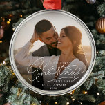 Första jul Mr. och Newlyweds Bröllop Photo Julgransprydnad Metall<br><div class="desc">Deka salarna med "Första julen,  mr. Och Mrs. fotoornament.. Fira nybyggda blickar med din anpassningsbar på den här eleganten,  modern handskriftsdesign! 🎄 ✨ 💍 #NewlyowedJoy #PersonalizedMemories</div>