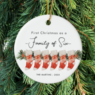 Första jul som en familj med sex lager julgransprydnad keramik