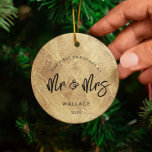 Första jul som Faux Guld Photo Julgransprydnad Keramik<br><div class="desc">Vår första jul som Mr och Mrs...  nya milstolpe fotoornament. En minimalistisk och enkel typografi med en slående bakgrund i guld.</div>