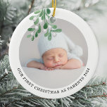 Första jul som föräldrafoto - vattenfärg julgransprydnad keramik<br><div class="desc">Föräldrarens första julprydnad dekoreras med vattenfärgsmistletoe. Anpassade enkelt med ditt baby-foto,  namn och år. Använda Verktyg i Design om du vill ändra texten storlekt,  stil eller färg. Eftersom vi skapar vår teckning kommer du inte att hitta just den här bilden från andra designers. Ursprunglig vattenfärg © Michele Davies.</div>