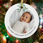 Första jul som föräldrar Foto Mistletoe Julgransprydnad Keramik<br><div class="desc">Föräldrarens första julprydnad dekoreras med vattenfärgsmistletoe. Anpassade enkelt med ditt baby-foto,  namn och år. Använda Verktyg i Design om du vill ändra texten storlekt,  stil eller färg. Eftersom vi skapar vår teckning kommer du inte att hitta just den här bilden från andra designers. Ursprunglig vattenfärg © Michele Davies.</div>