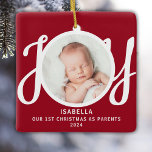 Första jul som föräldrar Foto Red Keepsaké Julgransprydnad Keramik<br><div class="desc">Den här keepsaké Första julen Som överordnad fotodekoration dekoreras med ord JOY i snyggt-skripttypografi på röd bakgrund. Enkelt anpassade.</div>