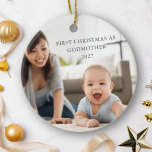 Första jul som Godmoder Personlig Photo Julgransprydnad Keramik<br><div class="desc">Fira en speciell milstolpe med den här vackra personligen keramiska prydnadsföremål, och markera din första jul som gudmor. Med ett omhuldat foto på båda sidor och redigerbar text kan du anpassa meddelandet så att det passar perfekt till minnet av detta meningsfulla tillfälle. Elegantens utformning belyser sambandet mellan gudmor och gudbarn,...</div>