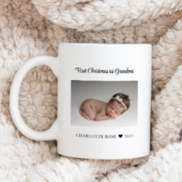 Första jul som Grandma Nyfödd bebis Photo Kaffemugg