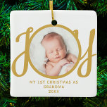 Första jul som Grandma Photo Guld skript Julgransprydnad Keramik<br><div class="desc">Den här keepsakén,  "Första julen som mormor",  är dekorerad med ord "JOY" i snyggt guld skripttypografi på vit bakgrund. Enkelt anpassade.</div>