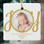 Första jul som Grandpa Photo Guld skript Julgransprydnad Keramik<br><div class="desc">Den här keepsakén,  "Första julen som morfar",  är dekorerad med ord "JOY" i snyggt guld skripttypografi på vit bakgrund. Enkelt anpassade.</div>