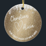Första jul som herr och fru guld Ornament<br><div class="desc">Personlig: Jul pryds med "Vårt första julafton som Mr och Mrs". Bakgrunden i guld ser väldigt fin ut med vita snöflingor ram! All text kan redigeras. Om du behöver göra ytterligare ändringar i designen klickar du på "Anpassa ytterligare"</div>