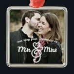 Första jul som herr och fru Keepsaké Ornament<br><div class="desc">En underbar nöje att fira din första jul som gift par. Söt typografi i vitt lyder: "Vår allra första jul som Mr & Mrs." med året inkorporerat i texten. Gör en underbar gåva till nygifta.</div>