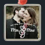 Första jul som herr och fru Keepsaké Ornament<br><div class="desc">En underbar nöje att fira din första jul som gift par. Söt typografi i vitt lyder: "Vår allra första jul som Mr & Mrs." med året inkorporerat i texten. Gör en underbar gåva till nygifta.</div>