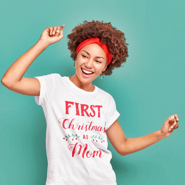 Första jul som Mamma-familjen matchar röd text T Shirt (Skapare uppladdad)