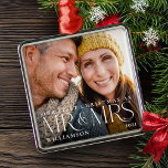 Första jul som Modern Foto Julgransprydnad Metall<br><div class="desc">Minimalt och modernt pars foto första jul som Mr. Och mrs Photo ornament. Enkel och modern design med en fullt-fotodesign. Anpassa med speciell foto, år och namn. "Mr & Mrs" överlägg i en elegant. Perfekten är fortfarande ornament när par firar sin giftermål och sin första jul som herr och fru...</div>