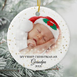 Första jul som morfar Fotokeramiskt prydnadsföremå Julgransprydnad Keramik<br><div class="desc">Den här söta morfar-julprydnaden dekoreras med guld-stjärnor på vit bakgrund. Anpassade enkelt med baby bild och år. Observera att de små vita stjärnorna inte ingår i designen.</div>