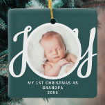 Första jul som morfar Photo Keepsak-Grönt Julgransprydnad Keramik<br><div class="desc">Den här nyckelsaken,  "Första julen som morfar"-fotodekorationen,  är dekorerad med ord "JOY" i snyggtens skripttypografi på gröntens bakgrund. Enkelt anpassade.</div>