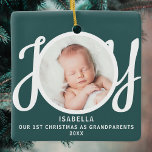 Första jul som morföräldrar Foto-Grönt Julgransprydnad Keramik<br><div class="desc">Den här keepsaken Första julen Som morföräldrars fotodekoration dekoreras med ord JOY i snyggt,  vit skripttypografi på gröntens bakgrund. Enkelt anpassade.</div>