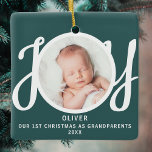 Första jul som morföräldrar Foto-Grönt Julgransprydnad Keramik<br><div class="desc">Den här keepsaken Första julen Som morföräldrars fotodekoration dekoreras med ord JOY i snyggt skripttypografi på gröntens bakgrund. Enkelt anpassade.</div>