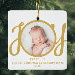 Första jul som morföräldrar Foto Keepsaké Julgransprydnad Keramik<br><div class="desc">Den här keepsaken Första jul Som morföräldrars fotodekoration dekoreras med ord JOY i guld,  snyggt skripttypografi på vit bakgrund. Enkelt anpassade.</div>