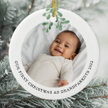 Första jul som morföräldrar Foto Mistletoe Julgransprydnad Keramik<br><div class="desc">Den här morförälderns första julprydnad dekoreras med vattenfärgsmistletoe. Anpassade enkelt med ditt baby-foto, namn och år. Använda Verktyg i Design om du vill ändra texten storlekt, stil eller färg. Eftersom vi skapar vår teckning kommer du inte att hitta just den här bilden från andra designers. Ursprunglig vattenfärg © Michele Davies....</div>