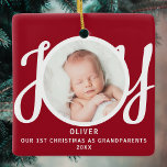 Första jul som morföräldrar Foto Red Keepsaké Julgransprydnad Keramik<br><div class="desc">Den här keepsaken Första julen Som morföräldrars fotodekoration dekoreras med ord JOY i snyggtens skripttypografi på röd bakgrund. Enkelt anpassade.</div>