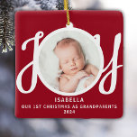 Första jul som morföräldrar Foto Red Keepsaké Julgransprydnad Keramik<br><div class="desc">Den här keepsaken Första julen Som morföräldrars fotodekoration dekoreras med ord JOY i snyggtens skripttypografi på röd bakgrund. Enkelt anpassade.</div>