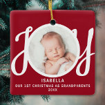 Första jul som morföräldrar Foto Red Keepsaké Julgransprydnad Keramik<br><div class="desc">Den här keepsaken Första julen Som morföräldrars fotodekoration dekoreras med ord JOY i snyggtens skripttypografi på röd bakgrund. Enkelt anpassade.</div>